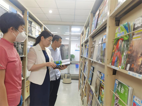 图一 吴娅娟了解馆藏建设情况.jpg