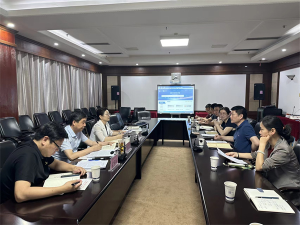 图二 吴娅娟主持召开座谈会.jpg