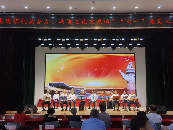 图三  银龄乐团演奏红歌联奏.jpg