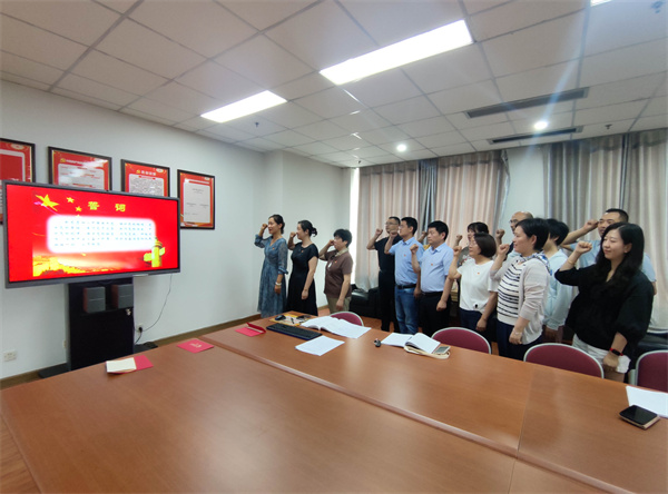 共同重温入党誓词.jpg