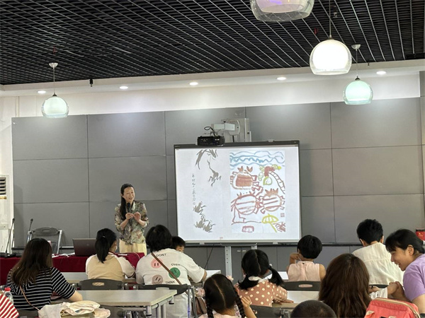 图一  老师现场点评孩子们的绘画作品.jpg