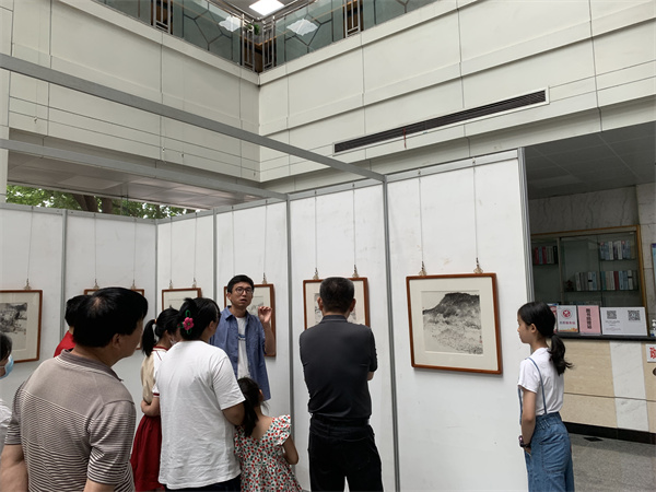 图二  老师给读者们讲解作品展.jpg