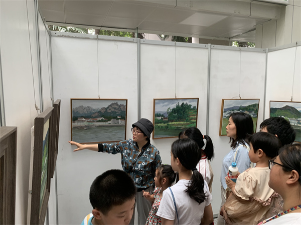 图三  读者们在欣赏画展.jpg