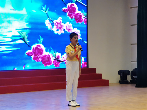 图三 小选手在认真表演.jpg