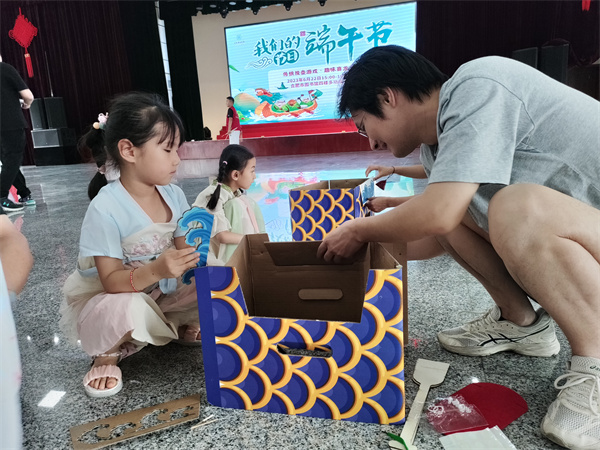 图二 孩子们手工组装龙头龙身.jpg