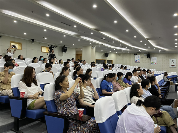 图二 市图书馆党支部开展“弘扬革命理想·践行文化传承”讲座.jpg