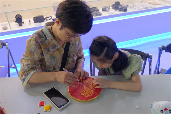 图四 孩子和家长共同制作“爱我中华 DIY钉子画”.jpg