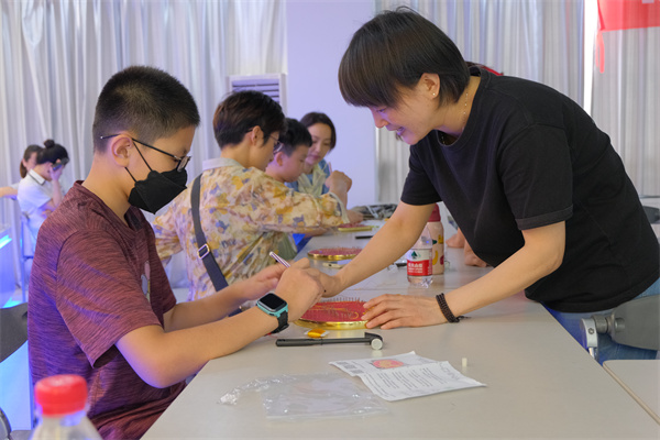 图五 老师给孩子进行指导.jpg