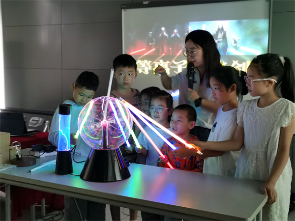 图二 孩子们体验科学实验.jpg