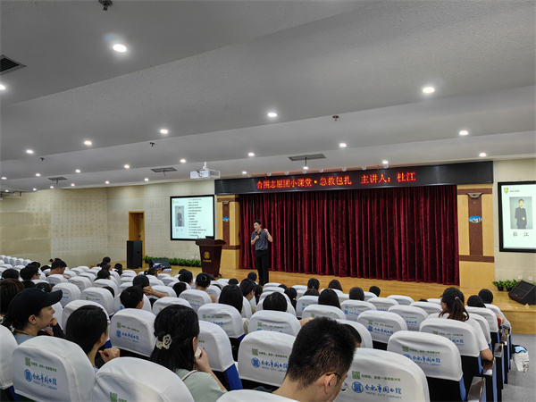 图一 杜江老师给大家讲解急救知识.jpg