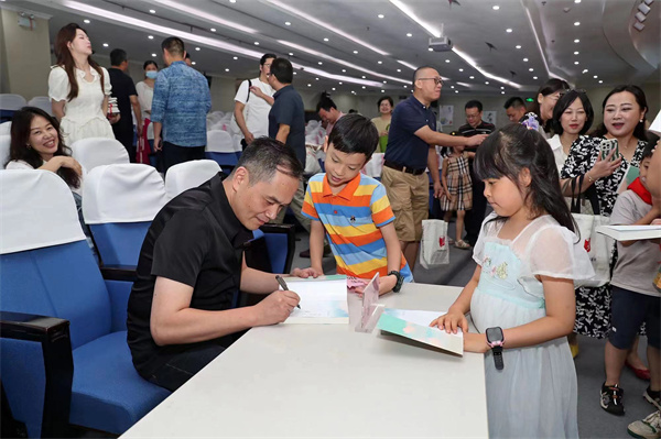 图四 宫礼为到场读者签名.jpg