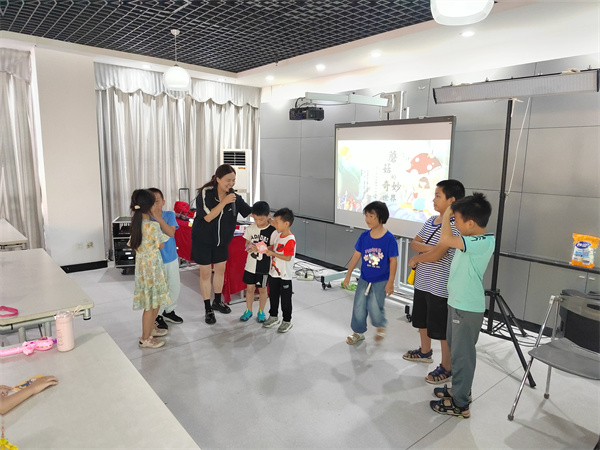 图三 互动环节，结合活动主题，老师带着孩子们玩游戏.jpg