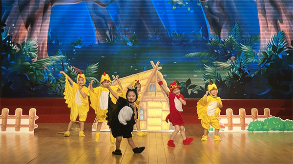 图一 孩子们认真的表演.jpg