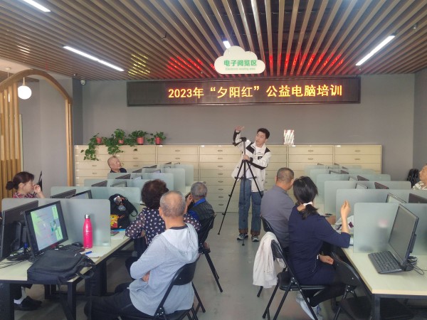 三、“夕阳红”公益电脑培训老师现场演示教学_副本.jpg