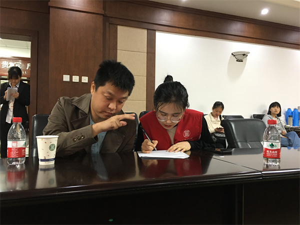 图一 在合肥市图书馆举办的视障读者诗词大赛初赛.jpg