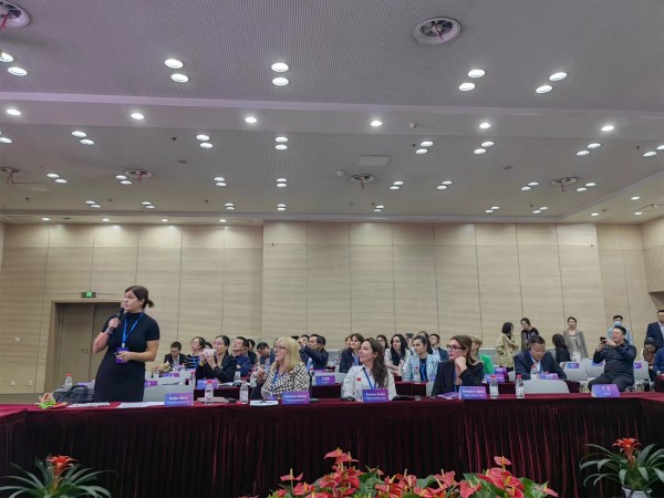 图四 中东欧图书馆代表发言_副本.jpg