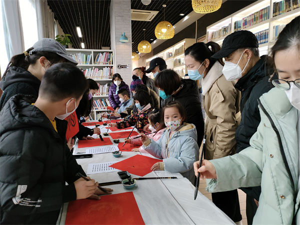 图一 小年写春联.jpg