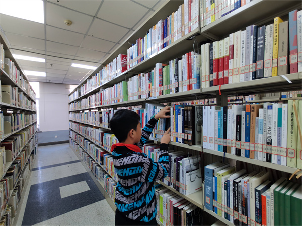 图三 一名小读者自己实践整理书架.jpg