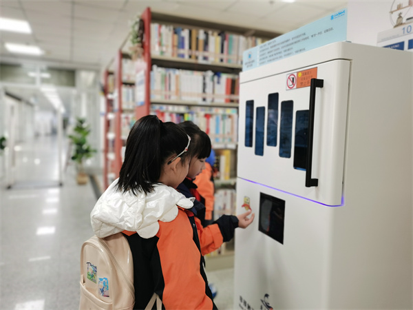 图四 孩子们在给图书进行消毒.jpg