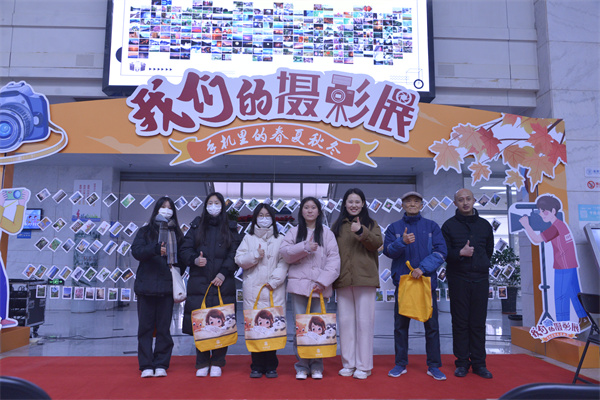 图一 “我们的摄影展——手机里的春夏秋冬”在合肥市图书馆开展.jpg