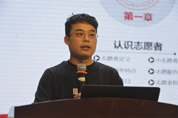 图七 合图志愿团团长李亮进行2024届“小合苗”宣讲.jpg