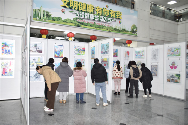 图二 读者们在观看展览.jpg