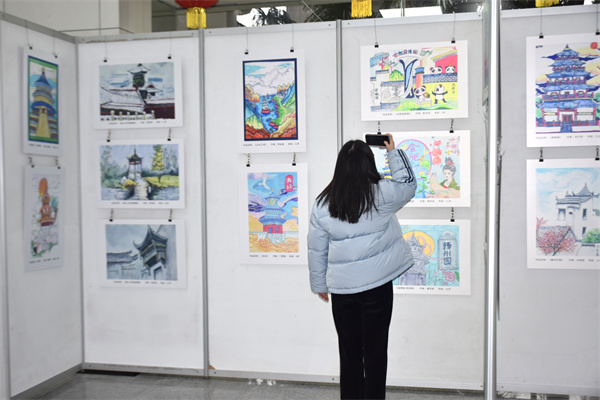 图三 读者观展.jpg