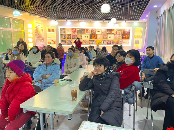 图三 认真聆听分享的读者们.jpg