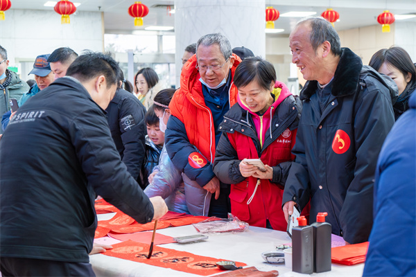 图二 书法家们为市写春联.jpg