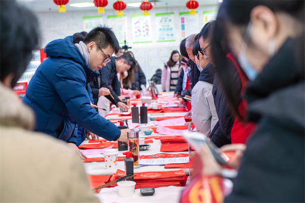 图三 活动现场热闹非凡.jpg