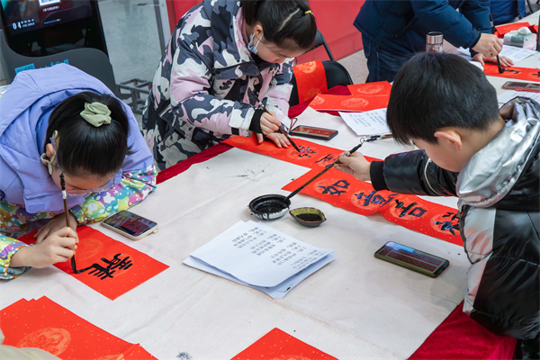 图四 小朋友自己写春联.jpg