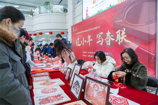 图五 非遗剪纸老师为市民剪窗花.jpg