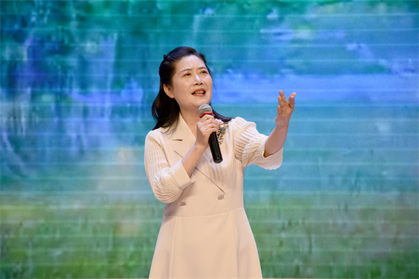 图二 朗诵者声情并茂的表演.jpg