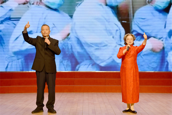图三 朗诵者认真表演.jpg
