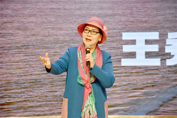 图四 王秀琴老师带来诗朗诵《坦然看生活》.jpg