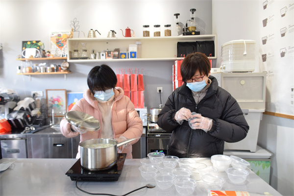 图二 工作人员为除夕当天还要坚守岗位的劳动者煮饺子.jpg