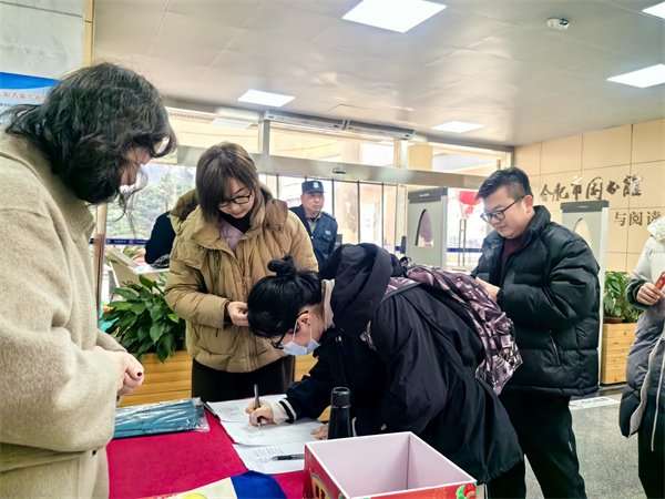 图二 读者们领取自己的新年礼品.jpg