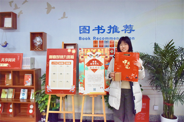 图三 文学阅览室开展新春对诗活动.jpg
