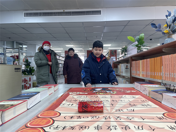 图四 社自科阅览室开展福气“滚滚来”活动.jpg