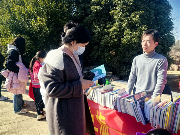 图二 工作人员向市民介绍图书借阅方式.jpg