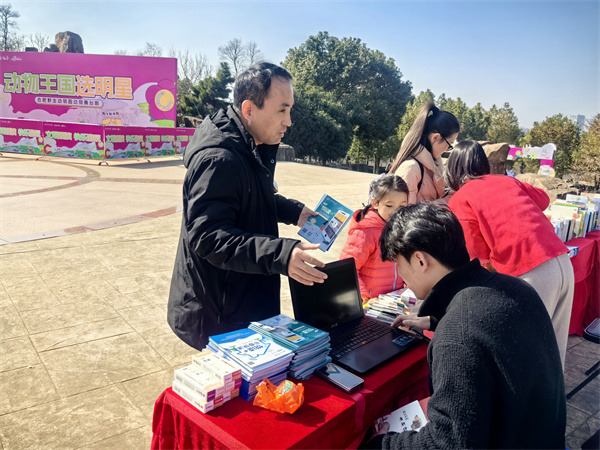 图五 市民现场进行借书.jpg