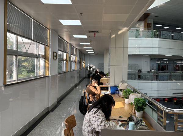图一 市民读者利用春节假期抓紧时间备考_副本.png