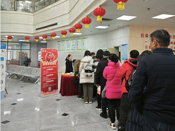 图二 读者们排队进馆参与“进馆有礼”_副本.png