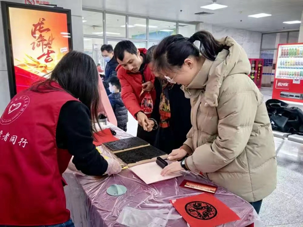 图五 读者在“新春小集市”活动中体验非遗木版年画_副本.jpg
