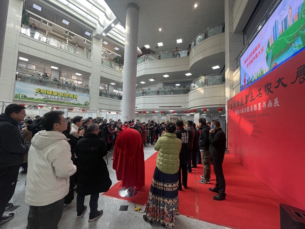 图三 现场观展人员摩肩接踵_副本.jpg