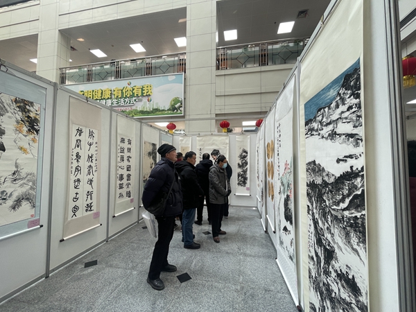 图四 市民读者仔细观看指墨作品_副本.jpg