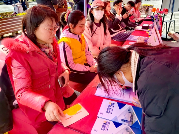 图二 青年学生现场登记报名合图志愿者_副本.jpg