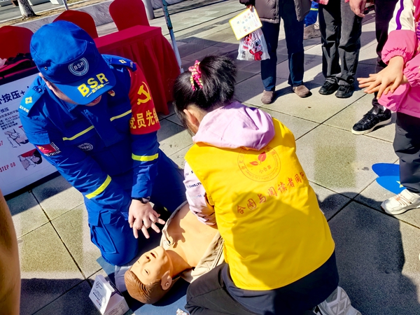 图三 2024届小合苗志愿者学习心肺复苏_副本.jpg