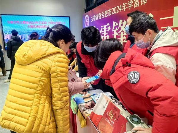 图六 合图志愿队帮助市民办理电子图书借阅证_副本.jpg