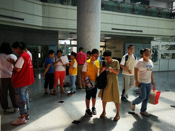 图一 “小合苗“志愿者邀请市民读者对合肥市图书馆服务进行评价.jpg